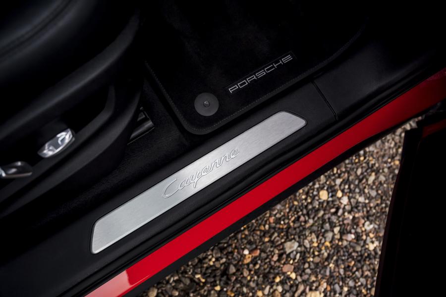 Детали интерьера Porsche Cayenne Coupe 2019 года  (UK) (фото 29 из 40)